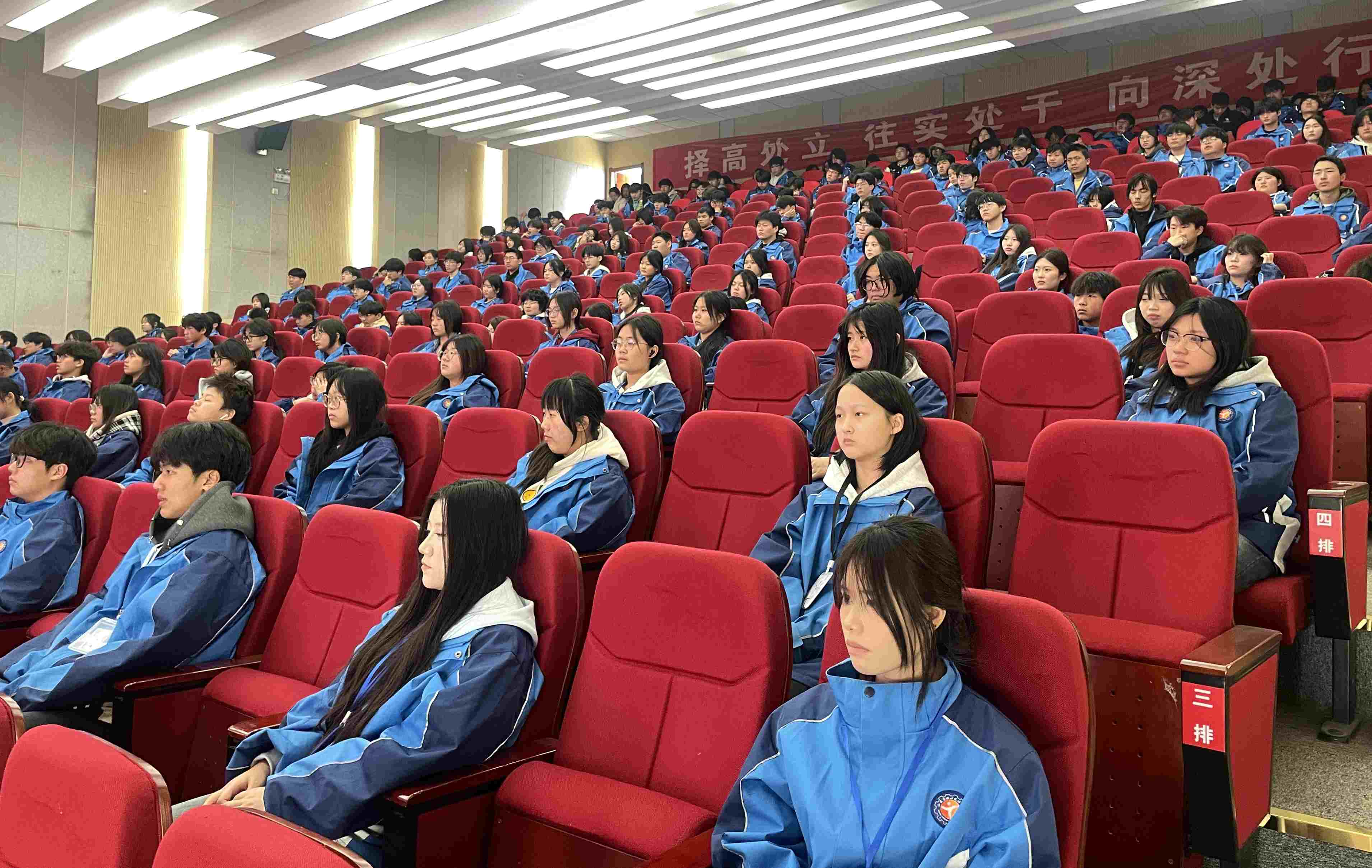 两会 马院1.jpg
